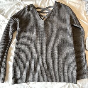 Grey sweater with scoop neck and interlaced back